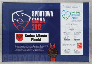 Fotografia przedstawia dokument potwierdzający przyznanie nagrodu sportowa gmina roku 2012